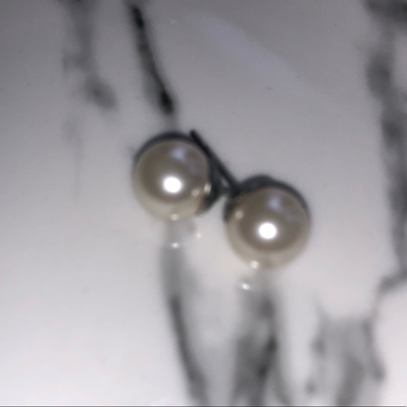 ✨Buy 2 get 1 free!!✨ White pearl earrings - Picture 1 of 1